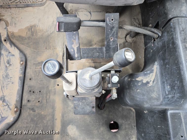 image for item DT7210 2000 International 4900 dump truck