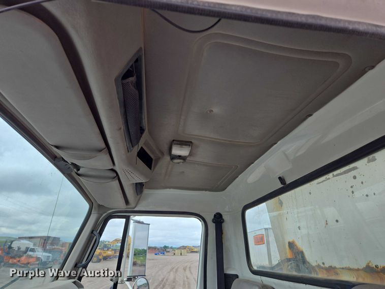 image for item DT7210 2000 International 4900 dump truck