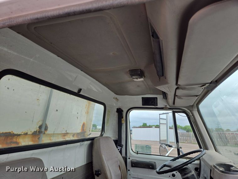 image for item DT7210 2000 International 4900 dump truck