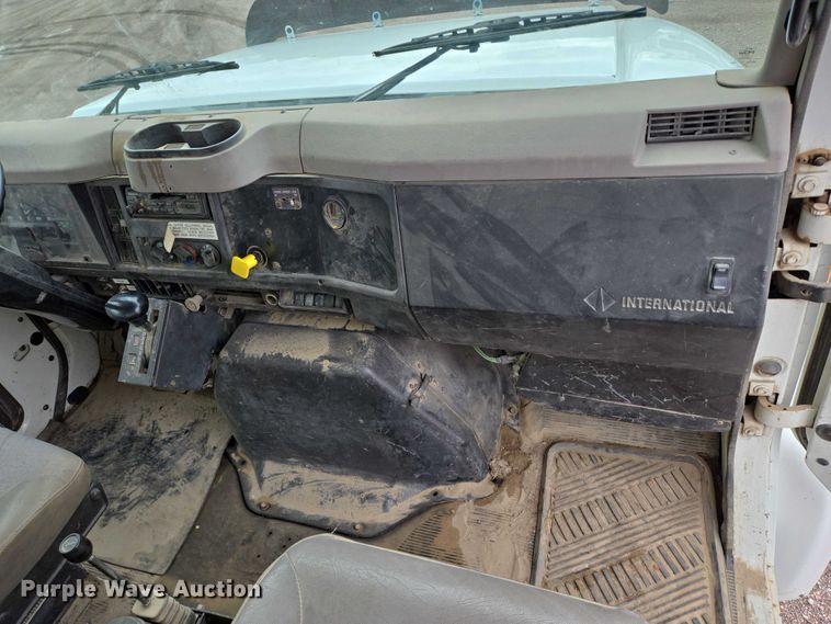 image for item DT7210 2000 International 4900 dump truck