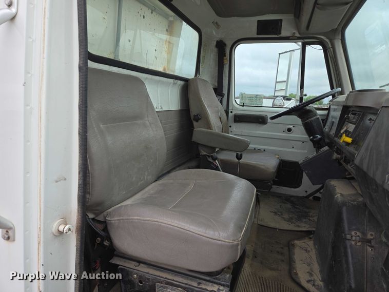 image for item DT7210 2000 International 4900 dump truck