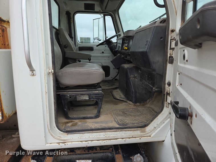 image for item DT7210 2000 International 4900 dump truck