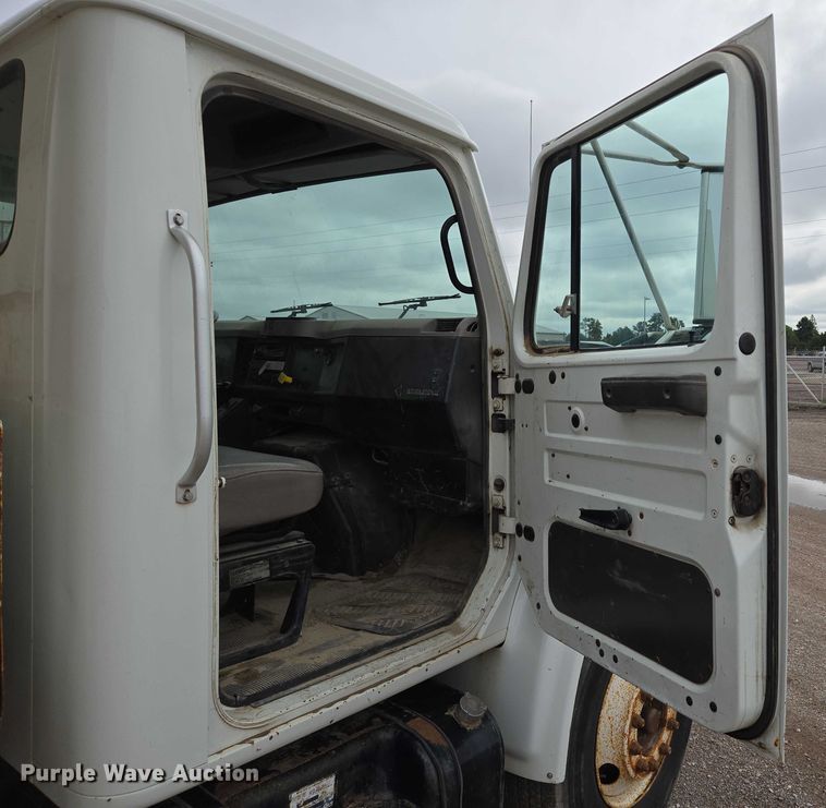 image for item DT7210 2000 International 4900 dump truck