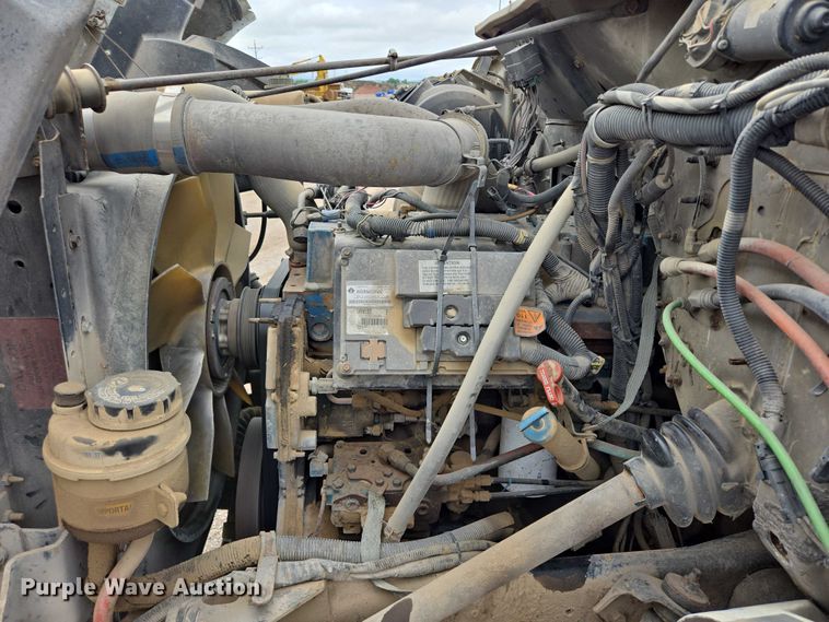 image for item DT7210 2000 International 4900 dump truck