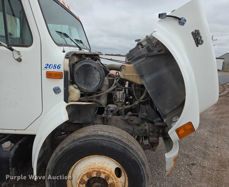 image for item DT7210 2000 International 4900 dump truck