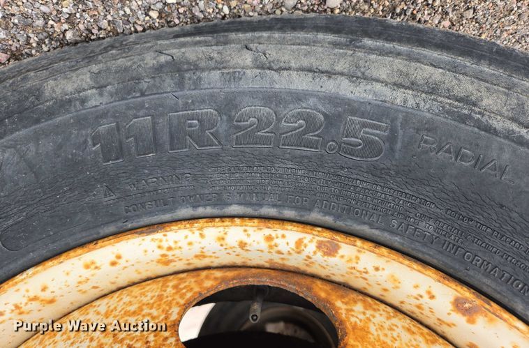 image for item DT7210 2000 International 4900 dump truck