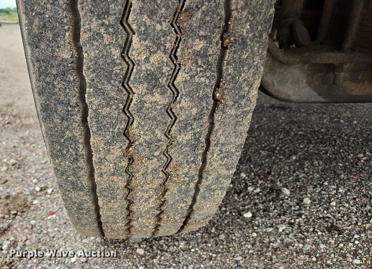 image for item DT7210 2000 International 4900 dump truck