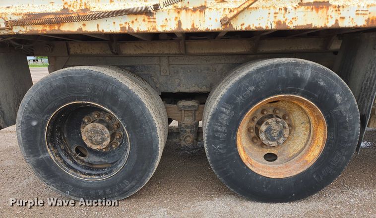 image for item DT7210 2000 International 4900 dump truck