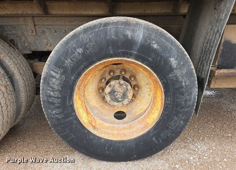 image for item DT7210 2000 International 4900 dump truck