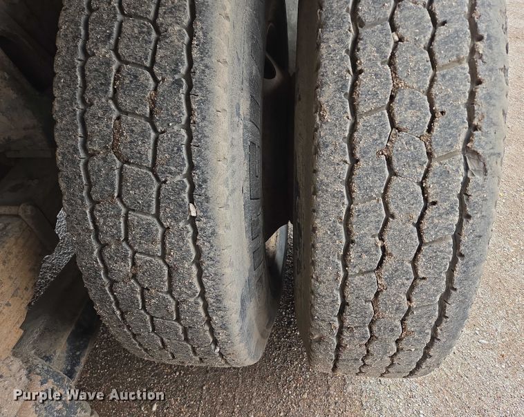 image for item DT7210 2000 International 4900 dump truck