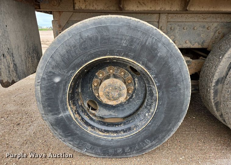 image for item DT7210 2000 International 4900 dump truck