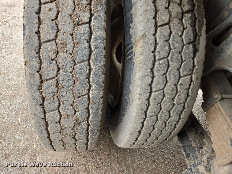 image for item DT7210 2000 International 4900 dump truck