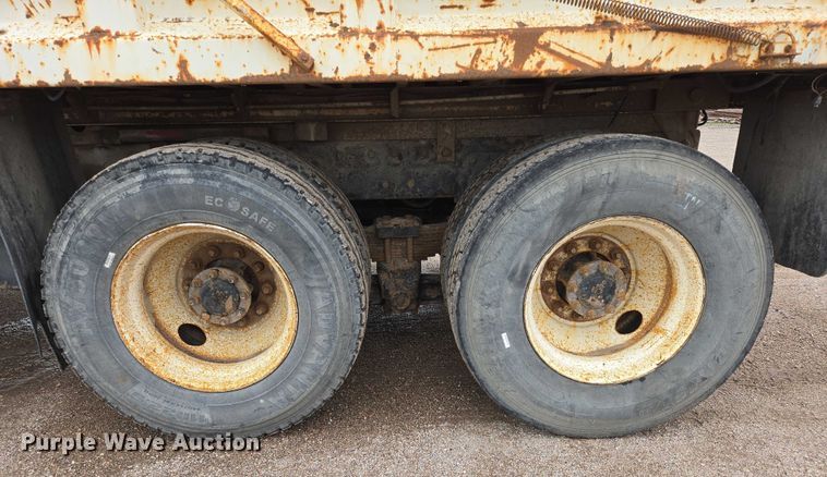 image for item DT7210 2000 International 4900 dump truck