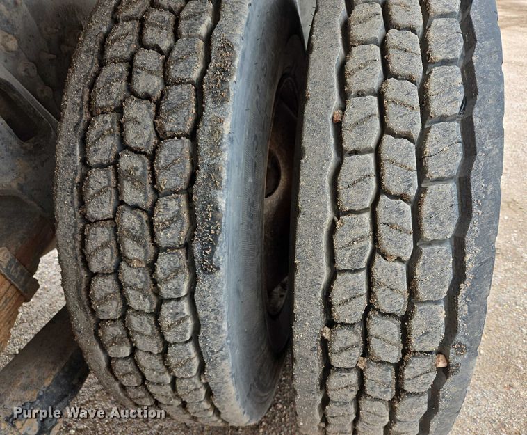 image for item DT7210 2000 International 4900 dump truck