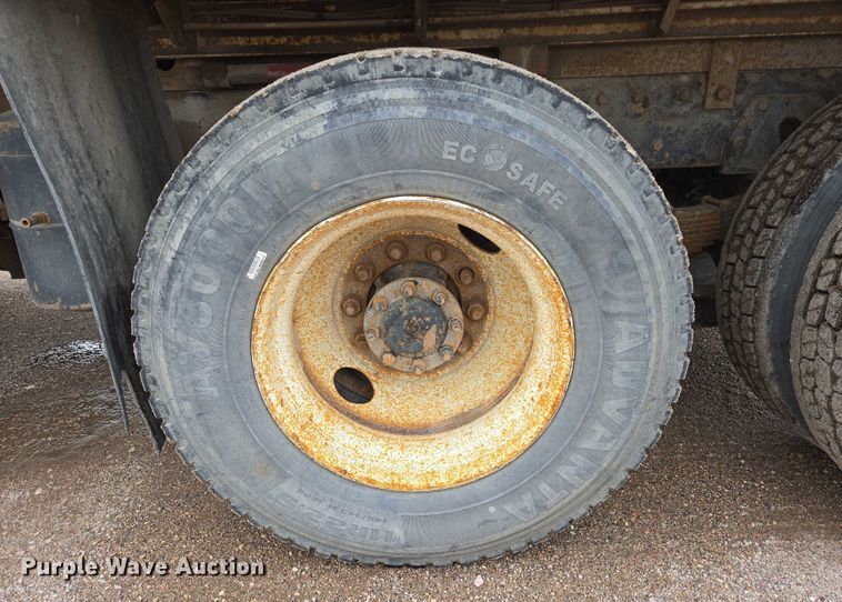 image for item DT7210 2000 International 4900 dump truck