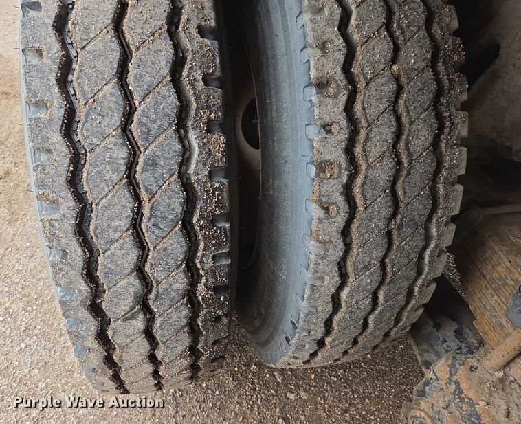 image for item DT7210 2000 International 4900 dump truck