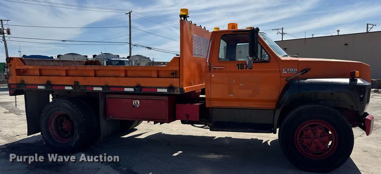 image for item DU3279 1991 Ford F700 dump truck