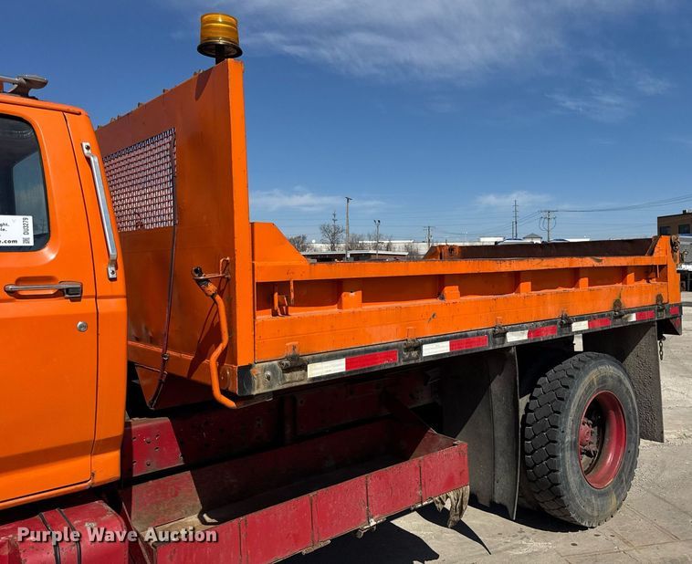 image for item DU3279 1991 Ford F700 dump truck