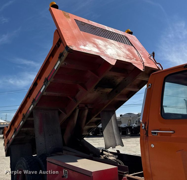 image for item DU3279 1991 Ford F700 dump truck