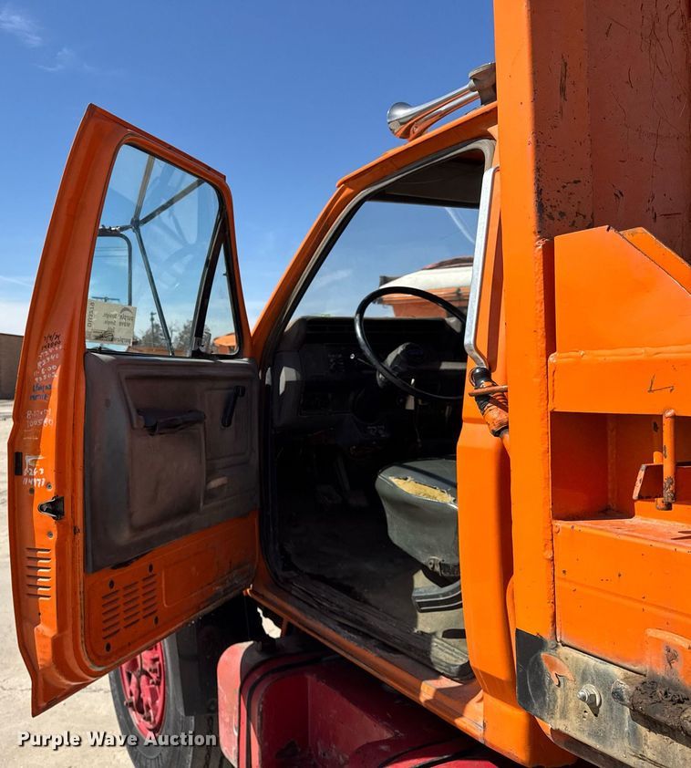 image for item DU3279 1991 Ford F700 dump truck
