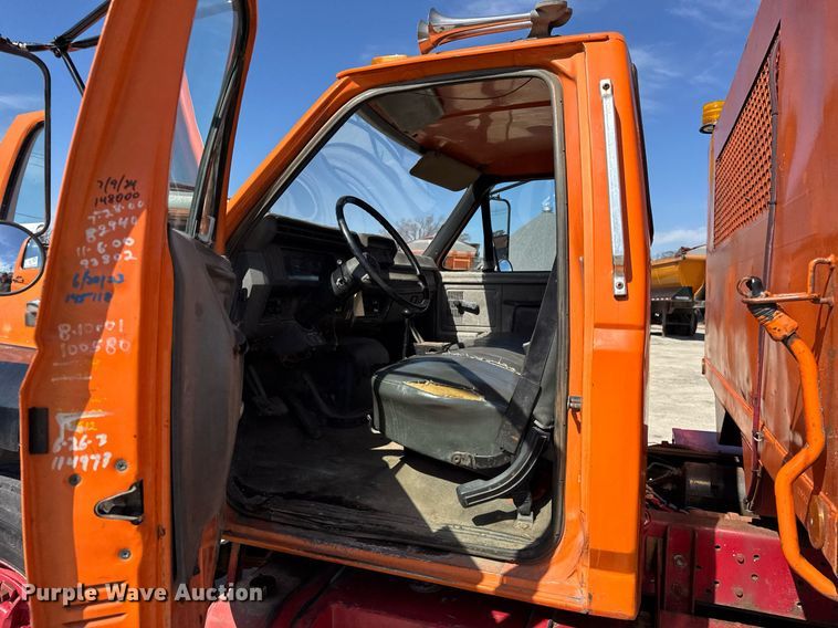 image for item DU3279 1991 Ford F700 dump truck