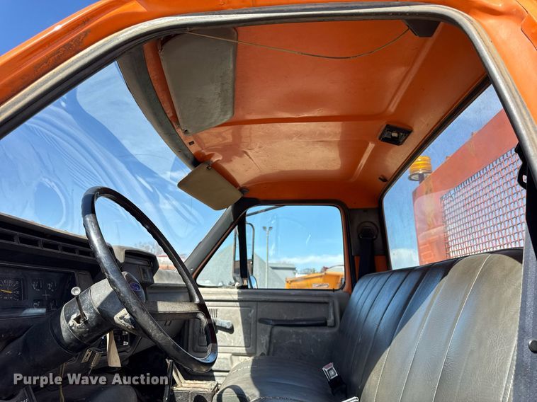 image for item DU3279 1991 Ford F700 dump truck