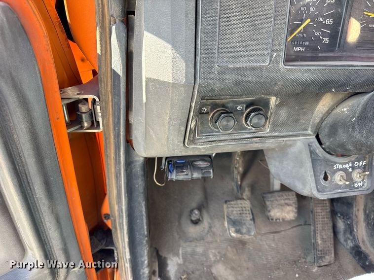 image for item DU3279 1991 Ford F700 dump truck