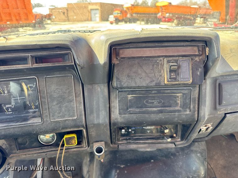 image for item DU3279 1991 Ford F700 dump truck