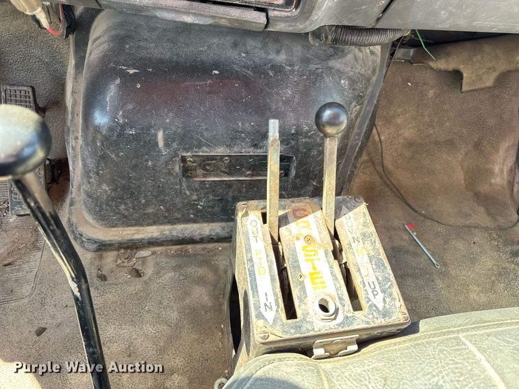 image for item DU3279 1991 Ford F700 dump truck