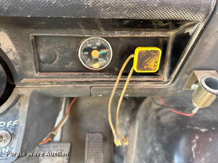 image for item DU3279 1991 Ford F700 dump truck