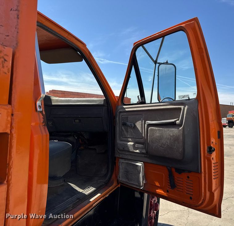 image for item DU3279 1991 Ford F700 dump truck