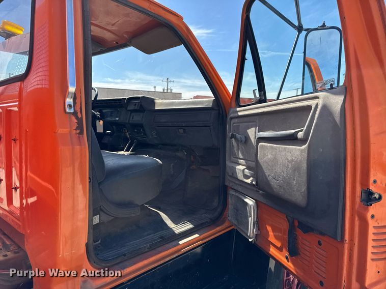 image for item DU3279 1991 Ford F700 dump truck