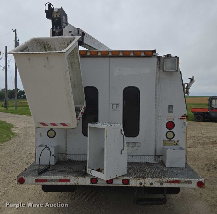 image for item DU7811 2002 Ford F450 Super Duty bucket truck