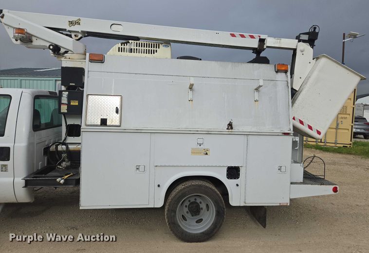 image for item DU7811 2002 Ford F450 Super Duty bucket truck