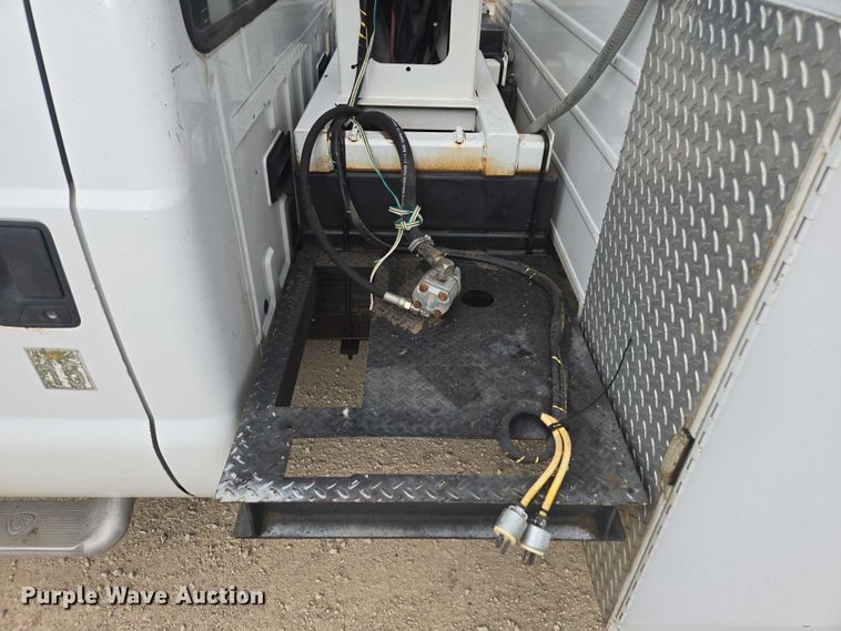 image for item DU7811 2002 Ford F450 Super Duty bucket truck