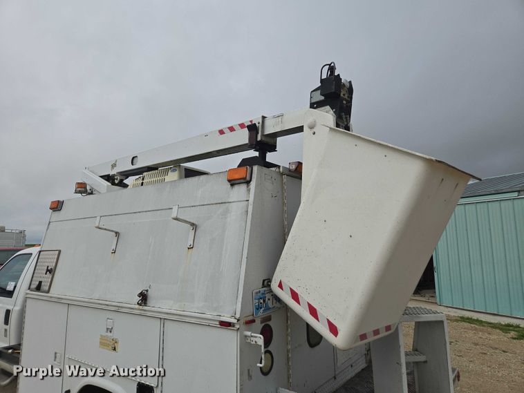 image for item DU7811 2002 Ford F450 Super Duty bucket truck