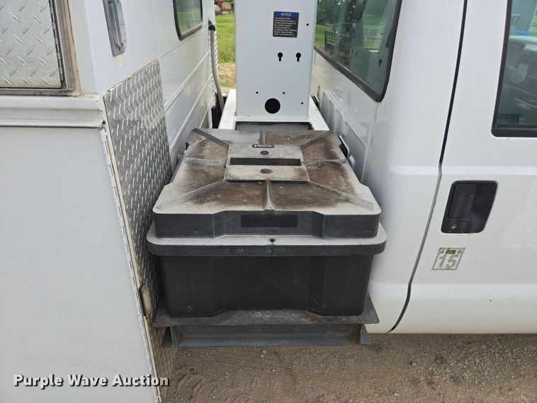 image for item DU7811 2002 Ford F450 Super Duty bucket truck