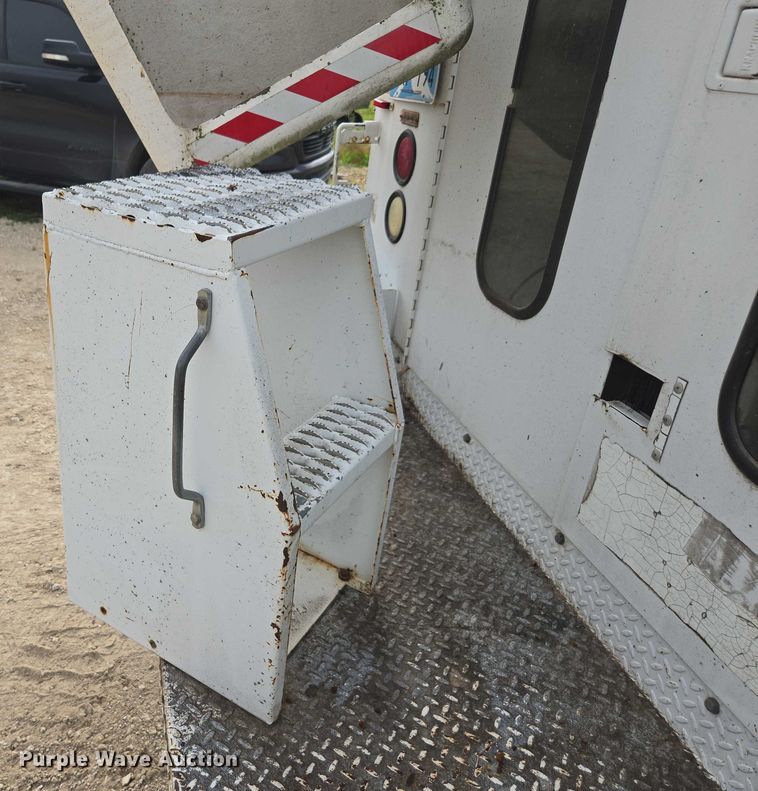 image for item DU7811 2002 Ford F450 Super Duty bucket truck