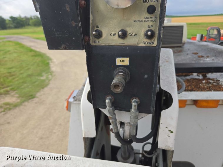 image for item DU7811 2002 Ford F450 Super Duty bucket truck