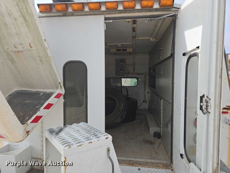 image for item DU7811 2002 Ford F450 Super Duty bucket truck