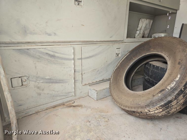 image for item DU7811 2002 Ford F450 Super Duty bucket truck