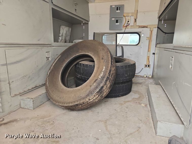 image for item DU7811 2002 Ford F450 Super Duty bucket truck