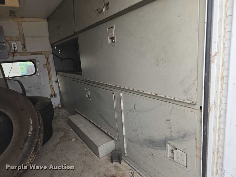 image for item DU7811 2002 Ford F450 Super Duty bucket truck