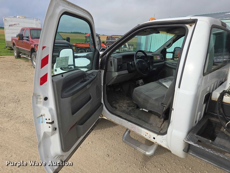 image for item DU7811 2002 Ford F450 Super Duty bucket truck