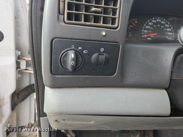 image for item DU7811 2002 Ford F450 Super Duty bucket truck