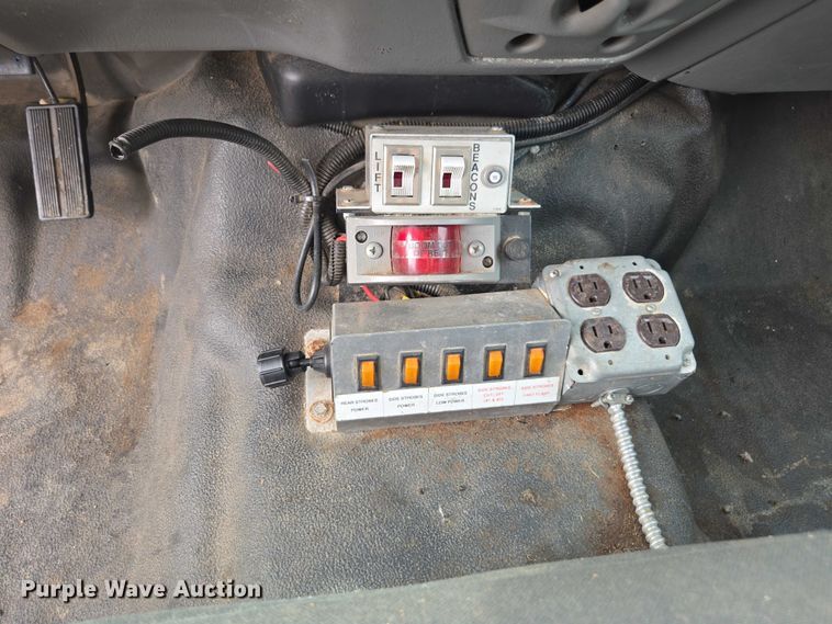 image for item DU7811 2002 Ford F450 Super Duty bucket truck