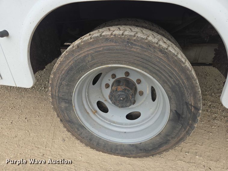 image for item DU7811 2002 Ford F450 Super Duty bucket truck