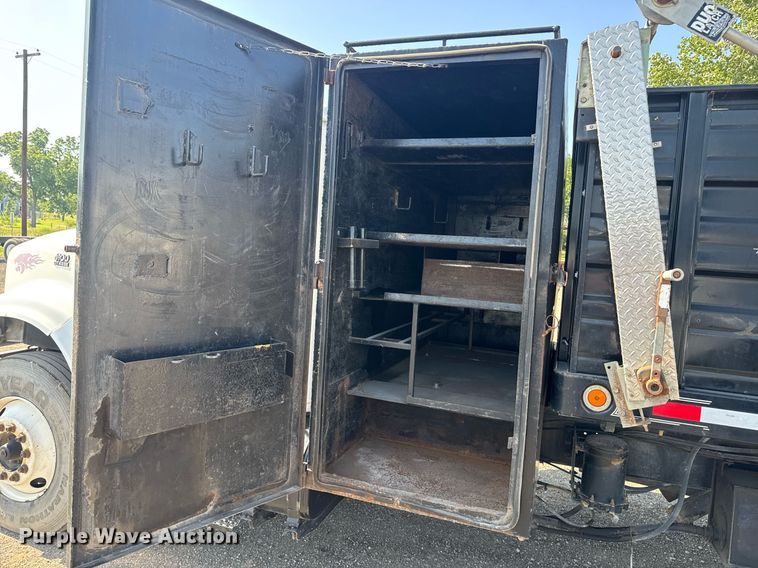 image for item DU7870 1999 International 4900 dump truck