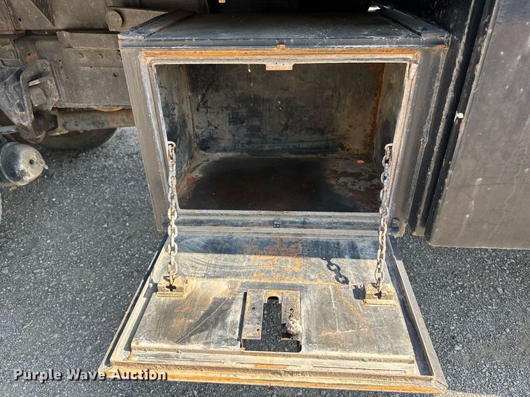 image for item DU7870 1999 International 4900 dump truck