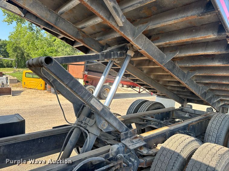 image for item DU7870 1999 International 4900 dump truck